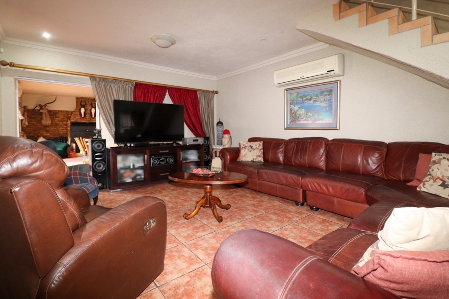5 Bedroom Property for Sale in Wilkoppies North West